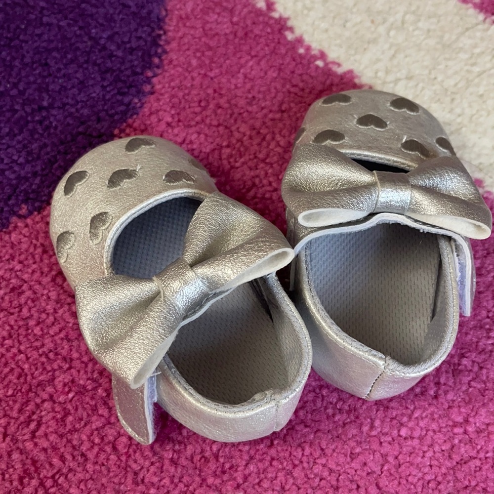 Silver  metallic bow infant shoes